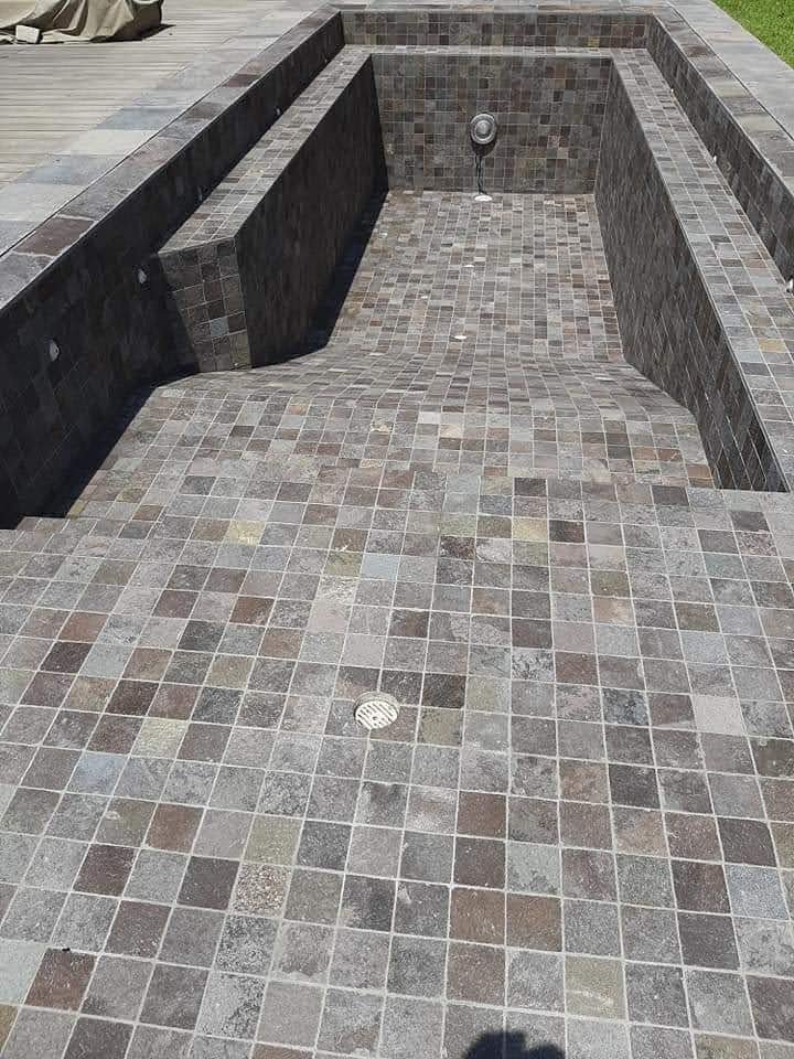 Instalación de Piedra Talamoye 10x10 en Piscinas y Escaleras