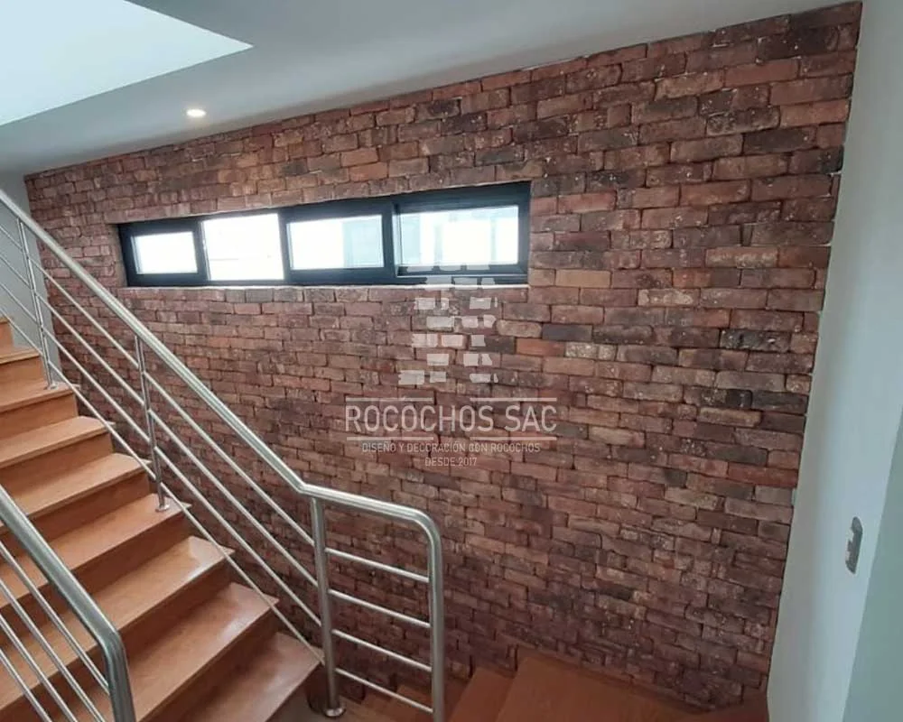 Revestimiento rococho en escalera interior