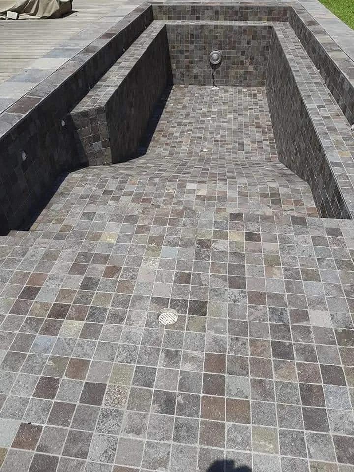 Piso de mosaico empastado en área exterior
